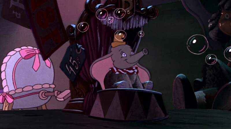 Dans le recoin d'un magasin de jouets, les personnages de Basil, détective privé, tombent nez-à-nez avec Dumbo. 