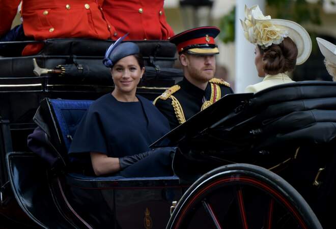 Meghan Markle radieuse aux côtés du prince Harry pour sa première sortie officielle depuis la présentation d'Archie