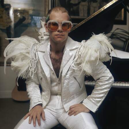 Tout de blanc vêtu, avec plumes et lunettes à strass en prime, en 1973
