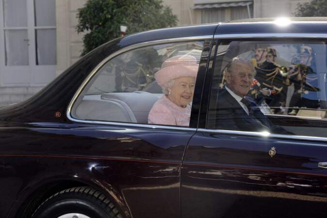 En voiture, Elisabeth II et son époux, le duc d'Edimbourg