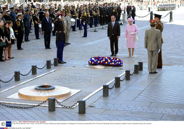 En juin 2014, Elisabeth II commémore avec François Hollande le 70è anniversaire du débarquement de 1944