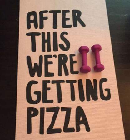 Aussi motivant que le tapis de yoga de l'actrice Janel Parrish (Pretty Little Liars). Pizza = life. 