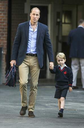 En 2017, le prince George effectue sa première rentrée à la Thomas' Battersea School avec son père