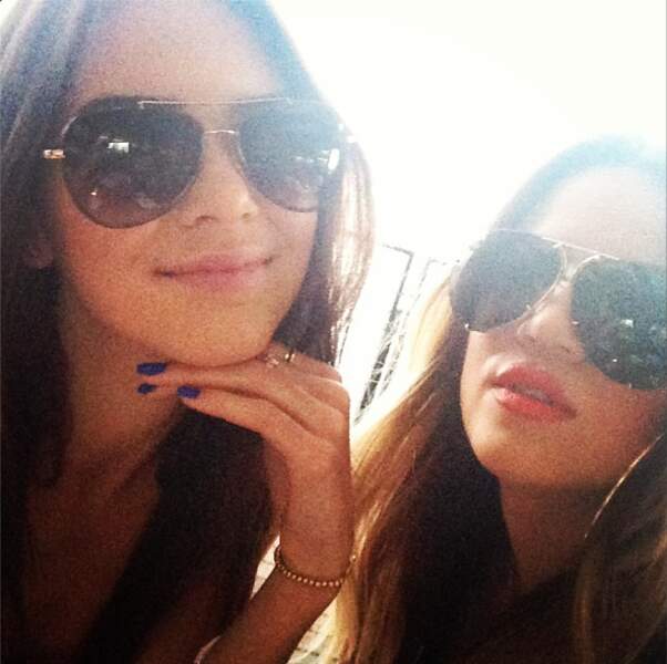 Californienne oblige, Kendall Jenner porte de grosses lunettes de soleil 