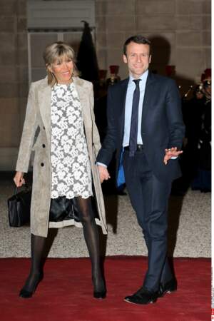 Dans une robe en dentelle assez courte, madame Macron dévoile ses jambes à l'Élysée