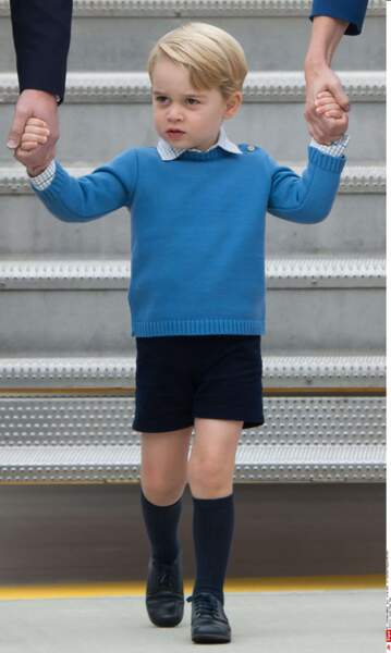 Baby George, en mode prince royal fermement tenu par ses deux parents !
