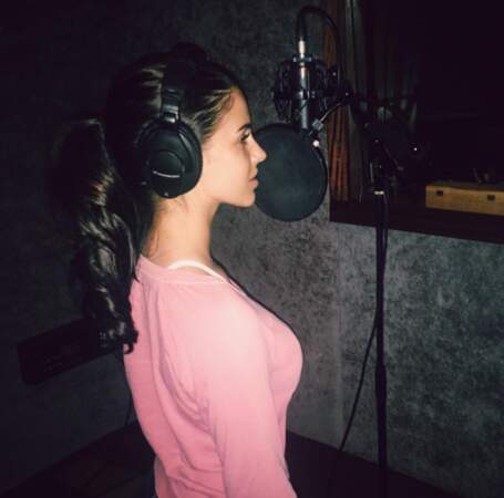 En studio, la chanteuse se concentre
