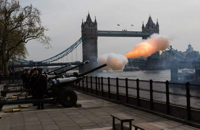 À Londres, l'anniversaire royal a été salué par des tirs de canon