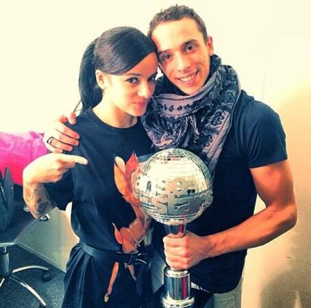 Alizée et Grégoire Lyonnet avec leur trophée de grands gagnants de Danse avec les stars