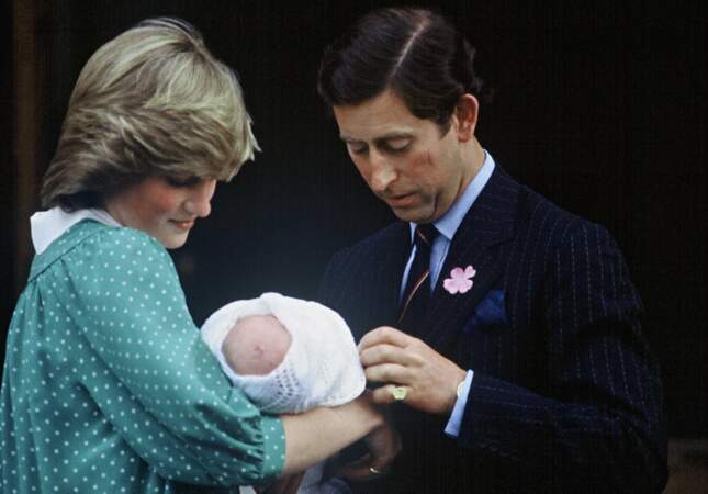 Le Prince Charles et Lady Diana lors de la sortie d'hôpital avec le très jeune Prince William né le 21 juin 1982.
