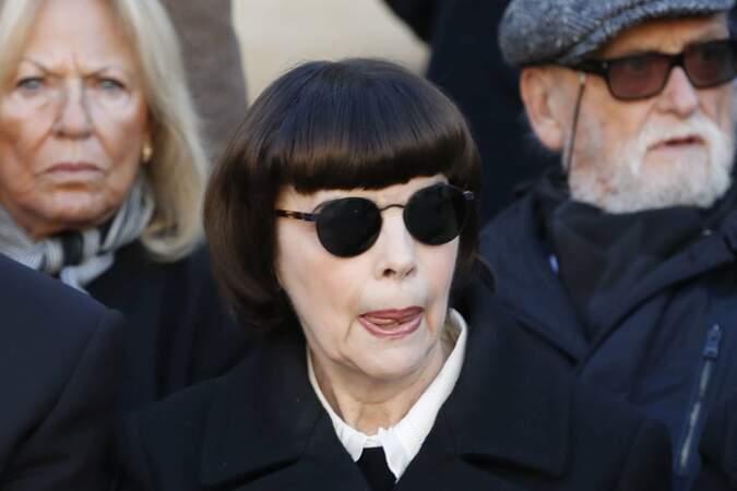 Mireille Mathieu dissimulée derrière ses lunettes noires 