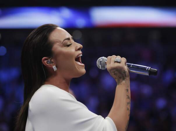 Demi Lovato a ouvert les hostilités en chantant l'hymne américain 