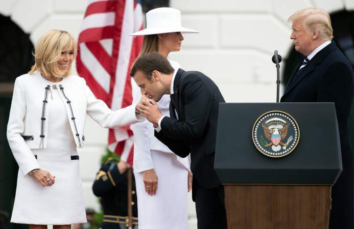 Le tendre baisemain d'Emmanuel Macron à son épouse Brigitte...