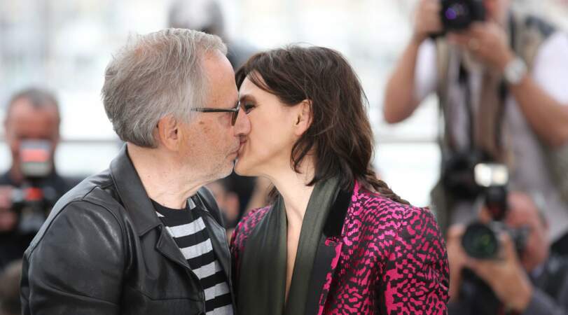 Oh mais tiens donc, Fabrice Luchini et Juliette Binoche s'échangent un baiser