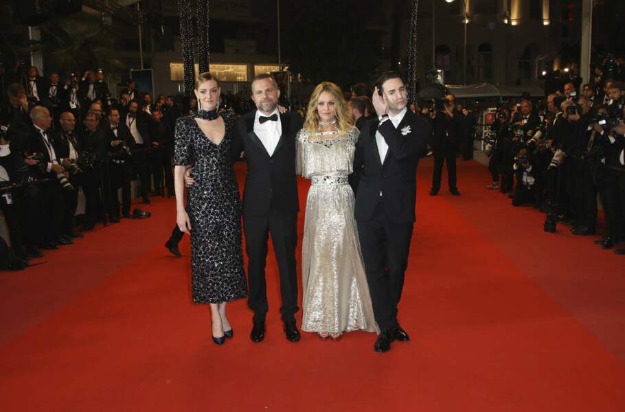 Vanessa Paradis et l'équipe d'Un couteau dans le cœur sur le tapis rouge à Cannes