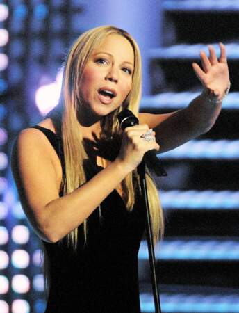 Mariah Carey, un papillon sur la main, en 2003