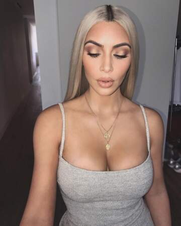 Perruque ou teinture ? Kim Kardashian reste en tout cas blonde pour le moment. 