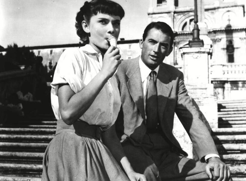 Dans Vacances romaines (1954), Gregory Peck, le reporter, tombe amoureux d'Audrey Hepburn, la princesse