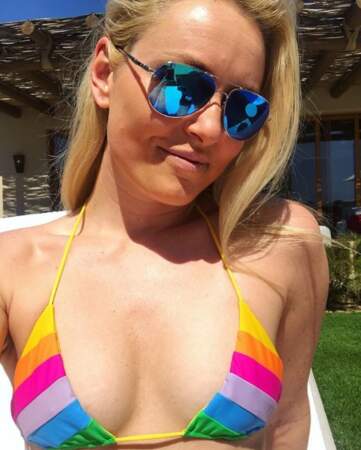 La sportive Lindsey Vonn a trouvé un bikini aux couleurs de l'arc-en-ciel. 
