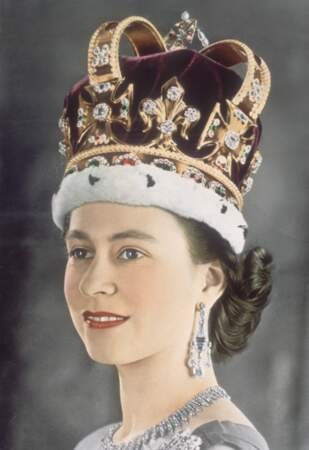 Elle est couronnée en 1953, après la mort de son père George VI, survenue l'année précédente