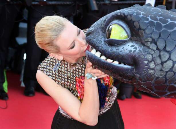 On en connait beaucoup qui auraient voulu être à la place du dragon pour avoir un bisou de Cate Blanchett...