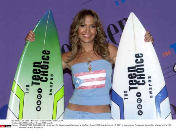 Un look à la Farrah Fawcett en mode beach girl à l'occasion des Teen Choice Awards en 2001.