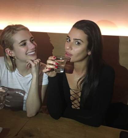 Les très bonnes copines Emma Roberts et Lea Michele étaient réunies pour picoler de l'eau. 
