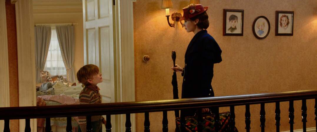 Georgie Banks, interprété par Joel Dawson, est très intrigué par les pouvoirs de Mary Poppins