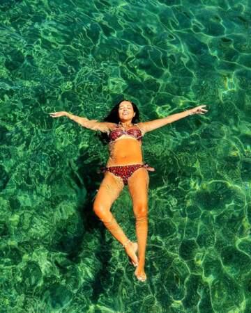 L'actrice espagnole Paula Echevarria fait l'étoile de mer dans un décor paradisiaque