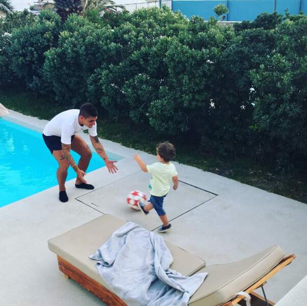 Et Marco Verratti tente de battre son fils Tommaso. Attention à la piscine derrière par contre.