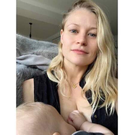 Pendant ce temps-là, Emilie de Ravin prenait un selfie allaitement. 
