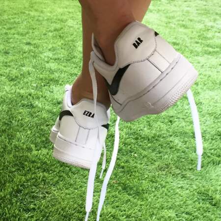 Mignon : les Nike customisées de Bar Refaeli, avec son nom de femme mariée. 