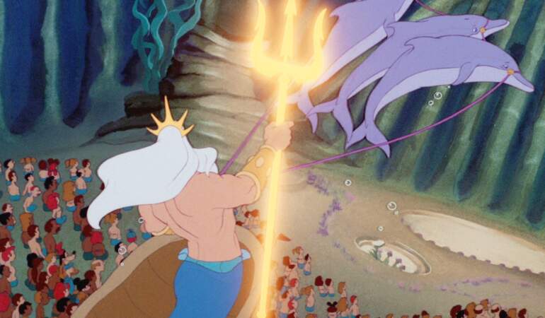 Dans Ariel la petite sirène, Mickey et sa bande s'invitent à la fête en l'honneur du roi Triton (en bas à gauche)