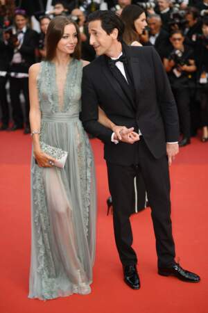 Regard complice pour Adrien Brody et sa compagne Lara Lieto, lors du tapis rouge de la soirée du 70ème anniversaire