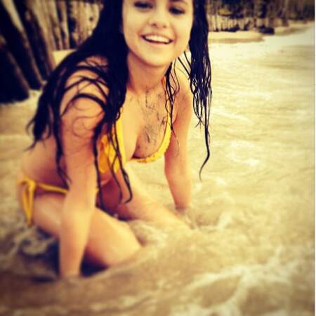 Et on termine par Selena Gomez, dans l'eau 