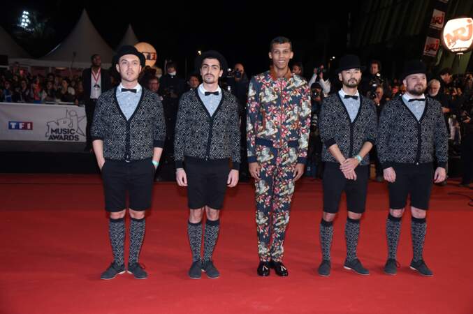 Stromae et sa petite troupe de chanteurs a capella sur le tapis rouge des NRJ Music Awards