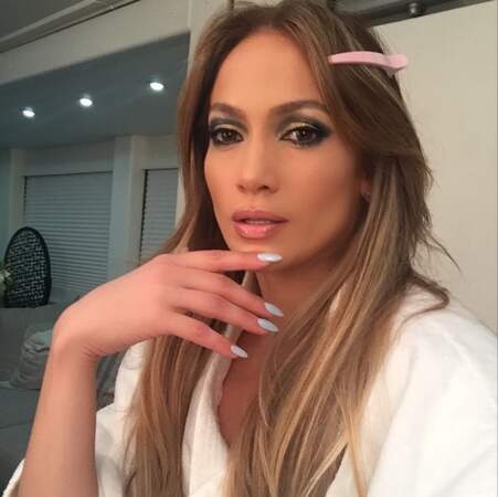 On continue avec Jennifer Lopez, toujours beaucoup trop maquillée