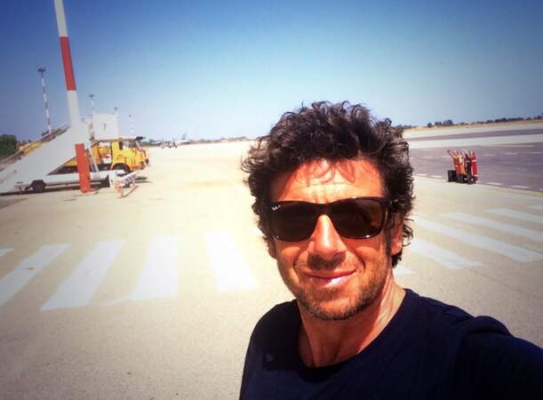 Patrick Bruel, pendant ce temps, fait un selfie sur une piste de décollage (un peu dangereux, non ?)  