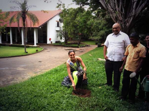 Marine Lorphelin plante un arbre !