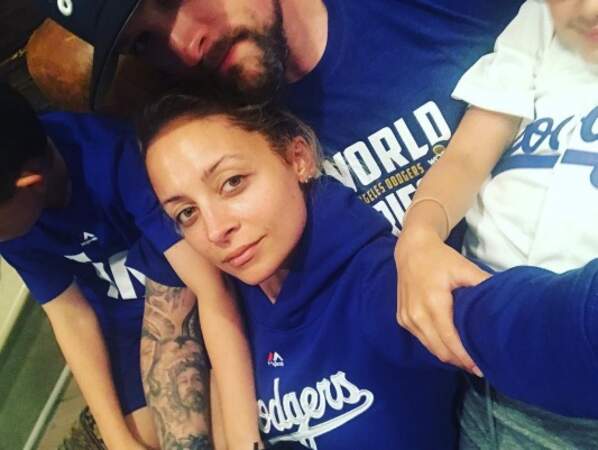 L'union fait la force : Nicole Richie était entourée de sa tribu pour regarder le match des Dodgers. 