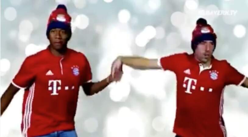 ... tandis que Franck Ribéry et David Alaba, les deux inséparables du Bayern, ont préféré la danse de Noël !