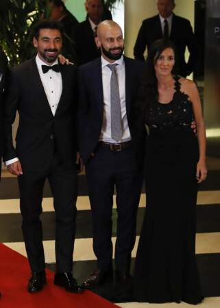 L'ex-joueur du PSG Ezequiel Lavezzi pose avec Javier Mascherano et la femme de celui-ci, Fernanda Moreno