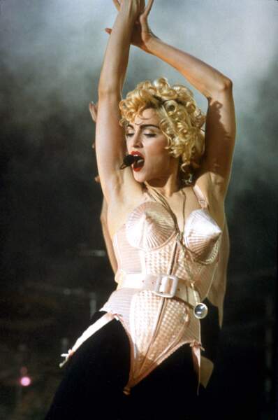 Elle retrouve sa coupe iconique durant le Blonde Ambition tour en 1990