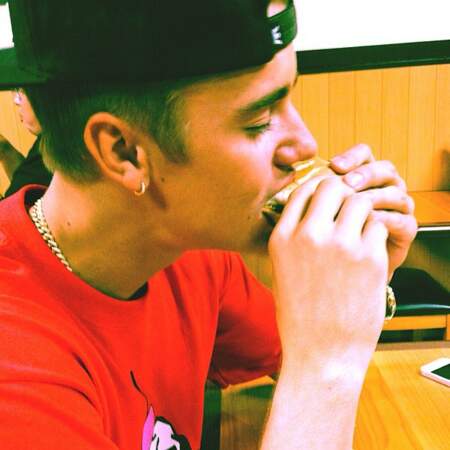 Il lui arrive aussi de manger avec Justin Bieber. 