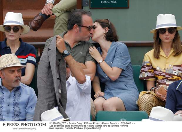 Les jeunes mariés Jean Dujardin et Nathalie Péchalat s'embrassent
