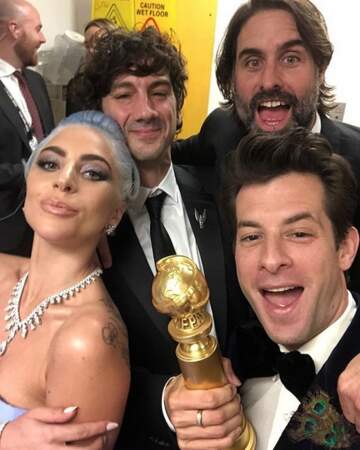 Lady Gaga et Mark Ronson pas peu fiers de leur trophée de la meilleure chanson originale !