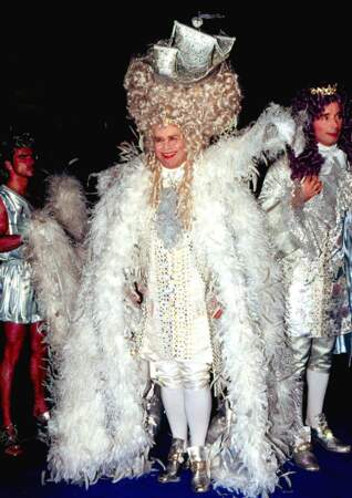 En 1997, Elton John arrive au palais Hammersmith à Londres pour fêter en grande pompe son 50e anniversaire