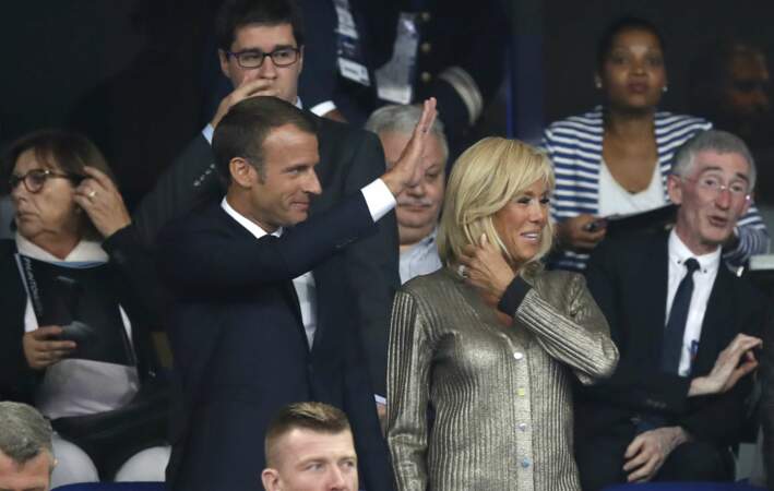 Le président et son épouse Brigitte Macron, dans un joli haut signé Louis Vuitton
