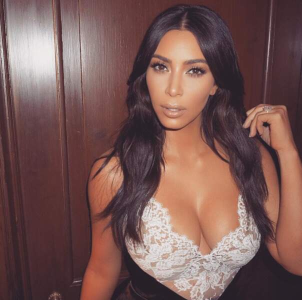 Kim Kardashian a tout misé sur la dentelle... 
