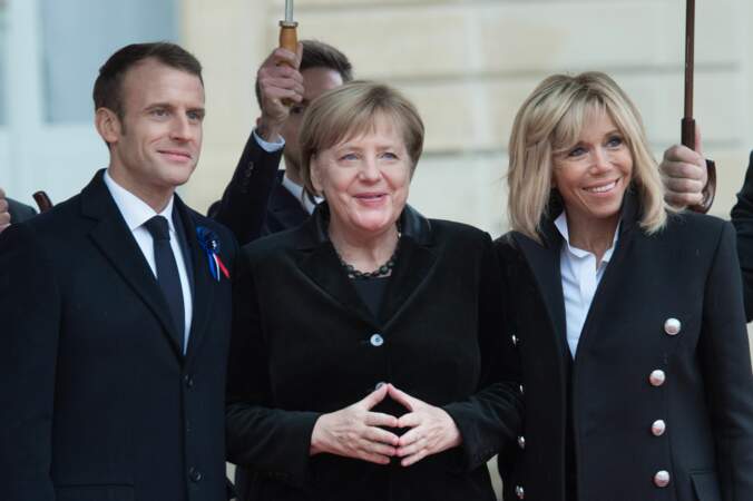 Emmanuel et Brigitte Macron prennent la pose avec la chancelière allemande sur le perron de l'Elysée